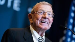 Lou Holtz, College Football Hall of Fame coach, dead at 89