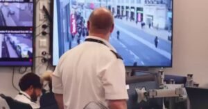 Police target London phone-snatching gangs