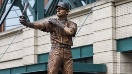 Ichiro Suzuki’s new Mariners statue breaks during the unveiling ceremony