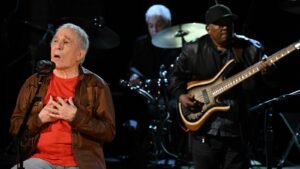 Watch Paul Simon Play ‘Something So Right’ for First Time in 33 Years