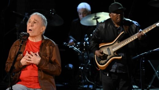 Watch Paul Simon Play ‘Something So Right’ for First Time in 33 Years