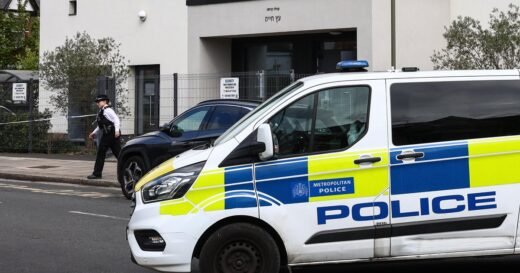 London police search for 2 suspects in “attempted arson attack” on synagogue