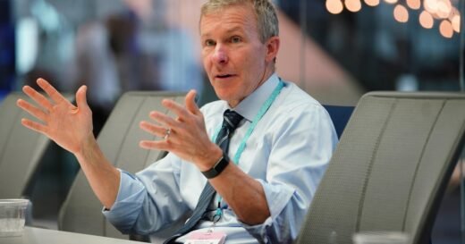 United CEO floated idea of United-American Airlines merger, sources say