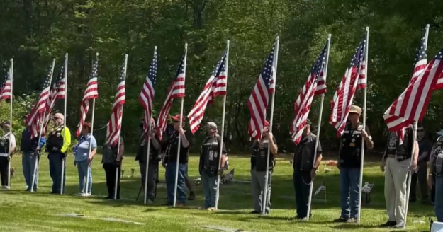 A World War II veteran had no one left to bury him. Then 1,500 strangers showed up.