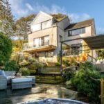 Cottage with hot tub and sea views close to beach