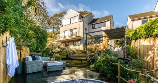 Cottage with hot tub and sea views close to beach