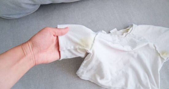 Remove yellow stains from white clothes using 2p method