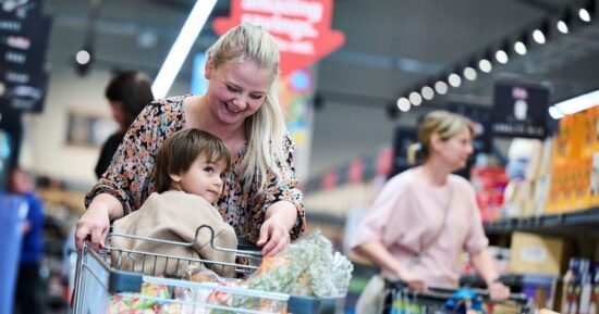 ALDI celebrates award with £200 family shopping voucher giveaway