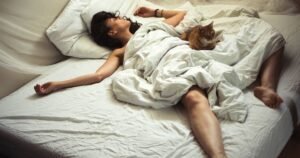 Experts warn you should never sleep naked during a heatwave | Weather | News