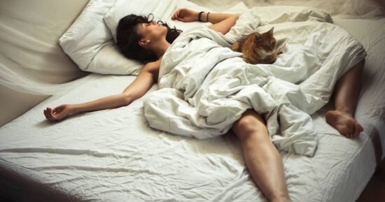 Experts warn you should never sleep naked during a heatwave | Weather | News