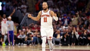 Taylor Swift, Travis Kelce sit courtside as Knicks take 3-0 series lead