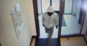 2 employees killed in Kentucky bank robbery, suspect at large, police say
