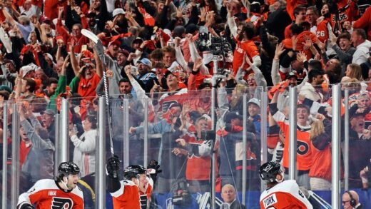 Flyers fans boo Phillies on jumbotron during playoff win over Penguins