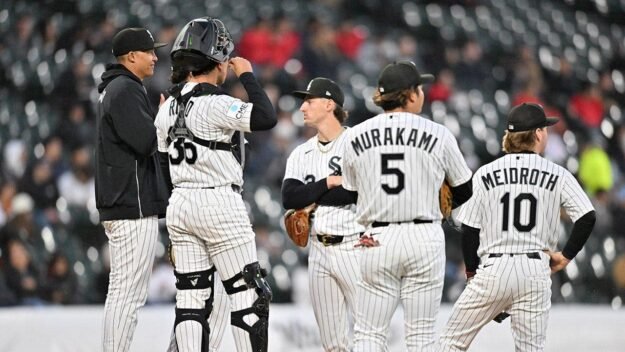 White Sox fan falls into Royals bullpen during game, hospitalized