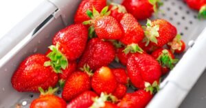 Strawberries last longer if you pour 1 thing over them before fridge