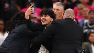 Fan runs onto court trying to take selfie with Wembanyama during Knicks win