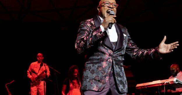 Peabo Bryson, singer known for Disney hits “Beauty and the Beast” and “A Whole New World,” dies at 75