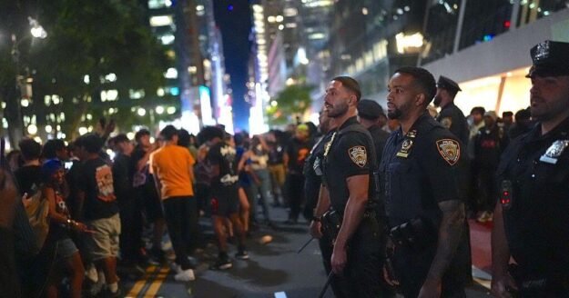 New Yorker confronts unruly Knicks fans: “This is our city”