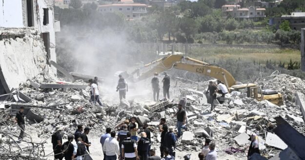 More Israeli strikes in Lebanon, confusion over Strait of Hormuz ahead of signing