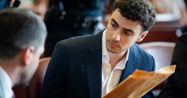 Luigi Mangione’s legal team withdraws psychiatric defense in New York murder trial