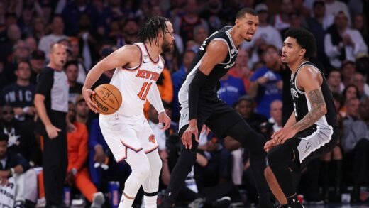 Victor Wembanyama shoves Jalen Brunson to court with no foul call