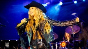 Lainey Wilson Taps John Mayer for New Song ‘Phone, Keys, Wallet’