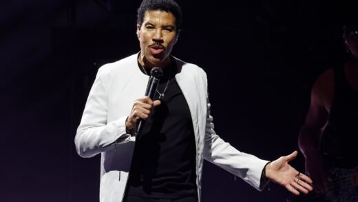 Lionel Richie Postpones Concerts Following Doctors’ Advice to Rest