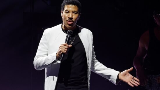 Lionel Richie Postpones Concerts Following Doctors’ Advice to Rest