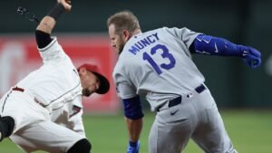 Dodgers’ Max Muncy, Diamondbacks’ Ildemaro Vargas leave after collision