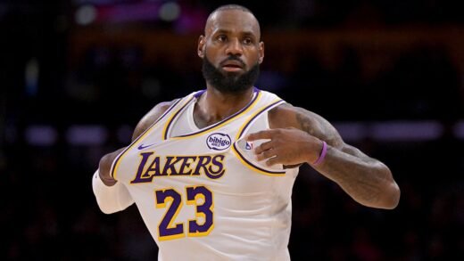 LeBron James reportedly tells Lakers he will leave team in free agency