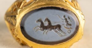 “Spectacular” Roman-era gold ring found by metal detectorist in field in England