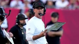 Kyle Shanahan admits causing car crash after looking for phone while driving