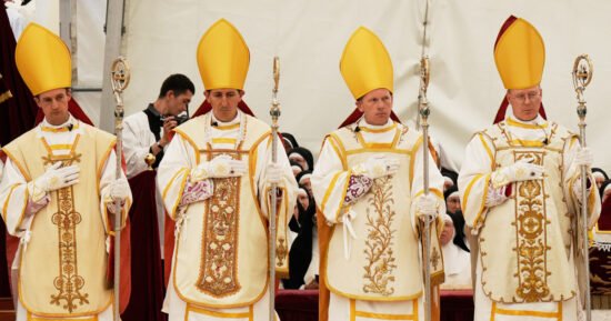 Who are the ultratraditionalists rebelling against Pope Leo and triggering a rupture with the Vatican?