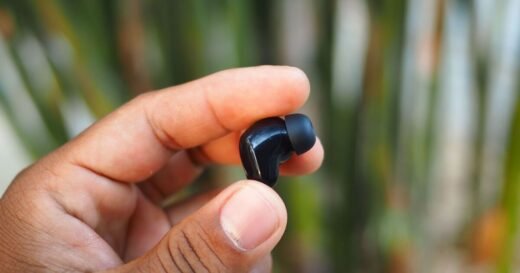 Signs of hearing loss as people that sleep with earphones cautioned