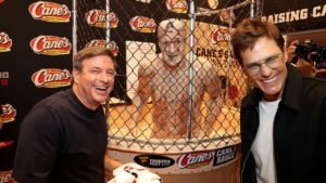 Tom Brady dunks Rob Gronkowski in Raising Cane’s sauce at Fanatics Fest