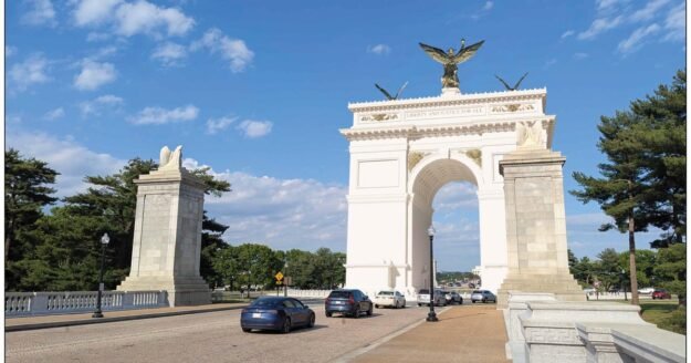 Trump’s proposed arch needs structural revisions to earn final approval, planning commission says