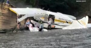 Passengers climb from crashed seaplane in stunning video