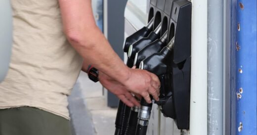 U.S. gas prices back up to average of $4 a gallon, AAA says