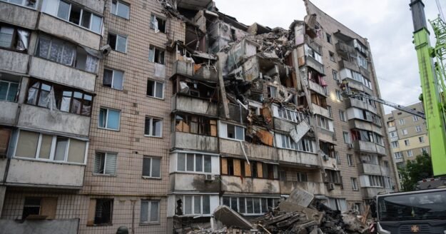 A Ukrainian volunteer repaired an apartment building after a Russian strike. A month later, it was hit again.