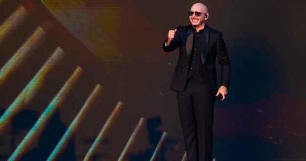 Pitbull sets Guinness World Record for largest gathering of people wearing bald caps