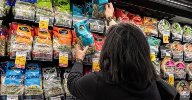 Cyclospora outbreak dubbed “lettuce-gate” as concerns over parasitic illness spread across U.S.