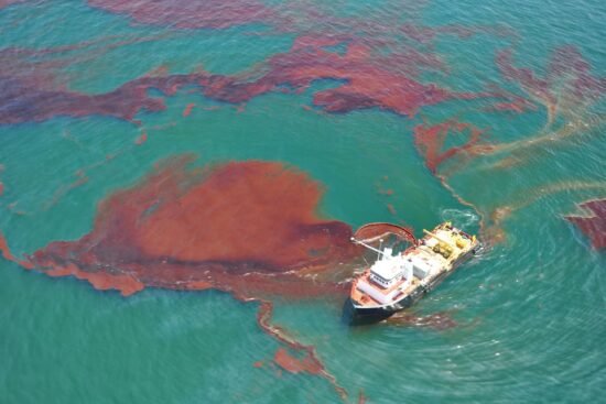 How do oil spills impact people? Coastal Pollution Tutorial