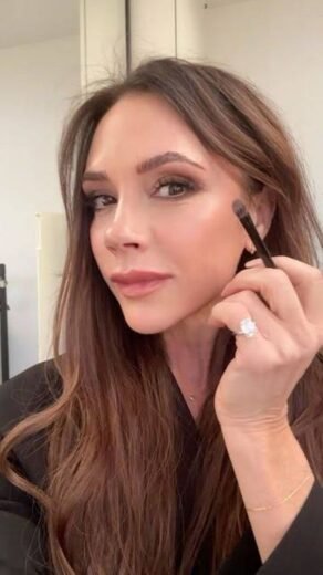 Victoria Beckham's 'long-lasting' eyeshadow creates autumn makeup look in seconds