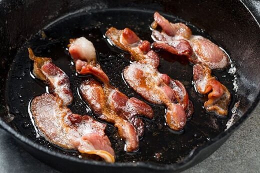 Bacon will be crispier if you add 1 item to the pan before cooking – it's free