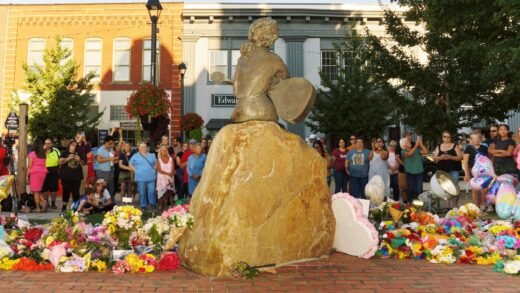 Dolly Parton Memorials: See Tributes at Dollywood and Sevierville, Tennessee