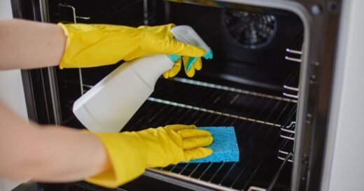 Remove grease from oven with 1 natural item – better than vinegar