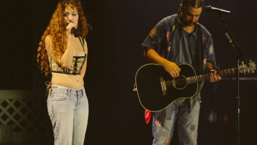 Noah Kahan, Chappell Roan Perform ‘California’ at Rose Bowl: Watch