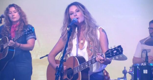 Saturday Sessions: Elizabeth Cook performs “Girls of Atomic City”