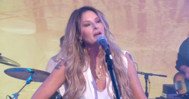 Saturday Sessions: Elizabeth Cook performs “Sunset Promenade”