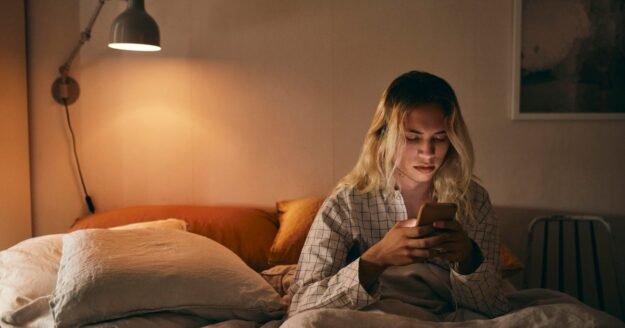 Some Gen Zers swap their smartphones for “dumb” phones to curb social media habits